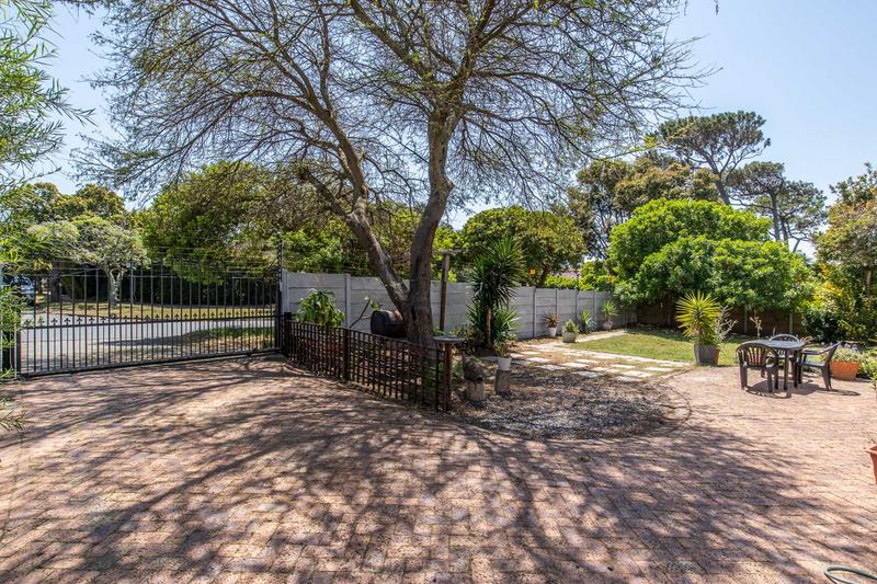 To Let 3 Bedroom Property for Rent in Meadowridge Western Cape